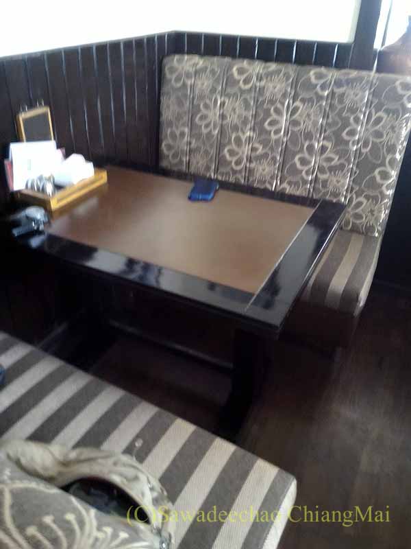 カトマンズのジムブータカリレストランのソファ席