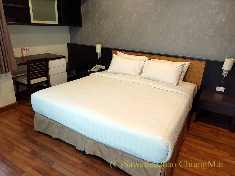 チェンマイのグランドナパットホテルのベッドルーム