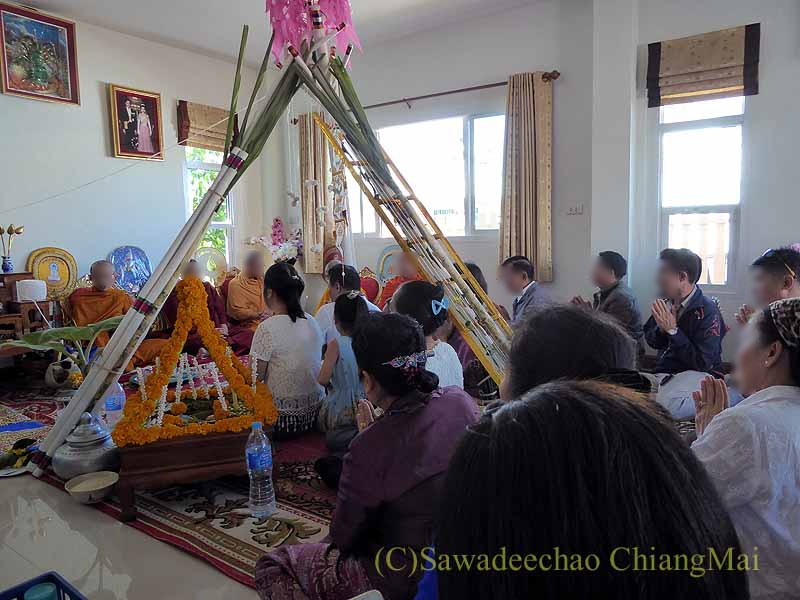 チェンマイのタイ人の家の新築祝いの僧侶と参加者