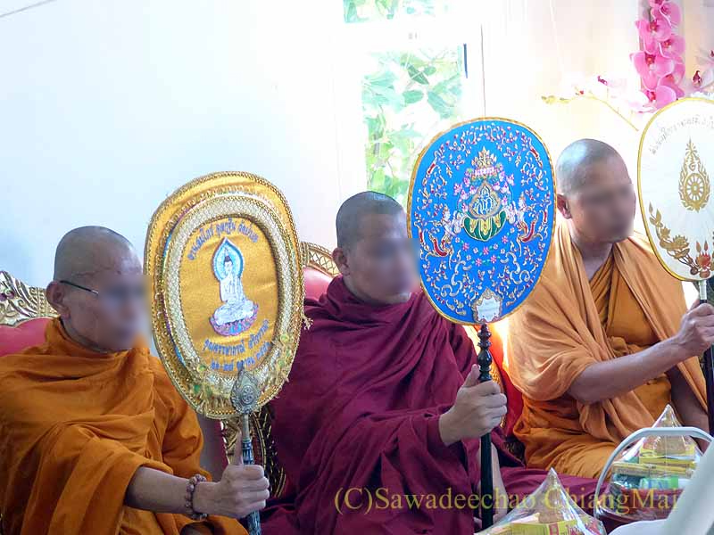 チェンマイのタイ人の家の新築祝いで読経する僧侶