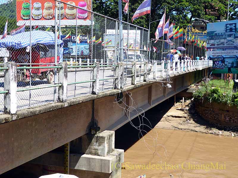 タイとミャンマーの国境のサーイ川と橋
