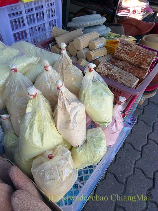 タイのメーサーイのナーイブンユン市場のタナカ