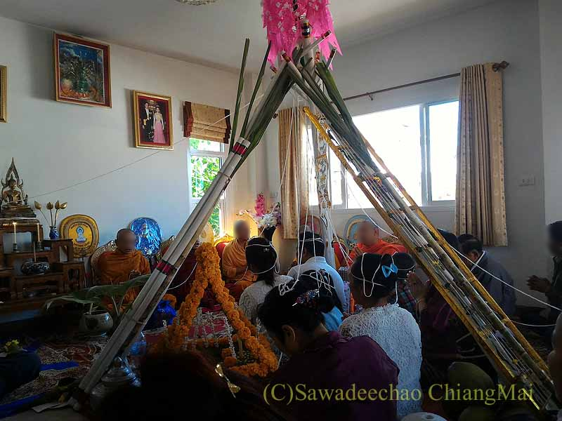 チェンマイの新築祝いで聖糸を頭に巻いた参加者