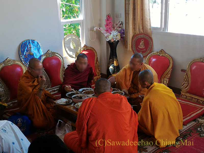 チェンマイの新築祝いの儀式後に食事する僧侶