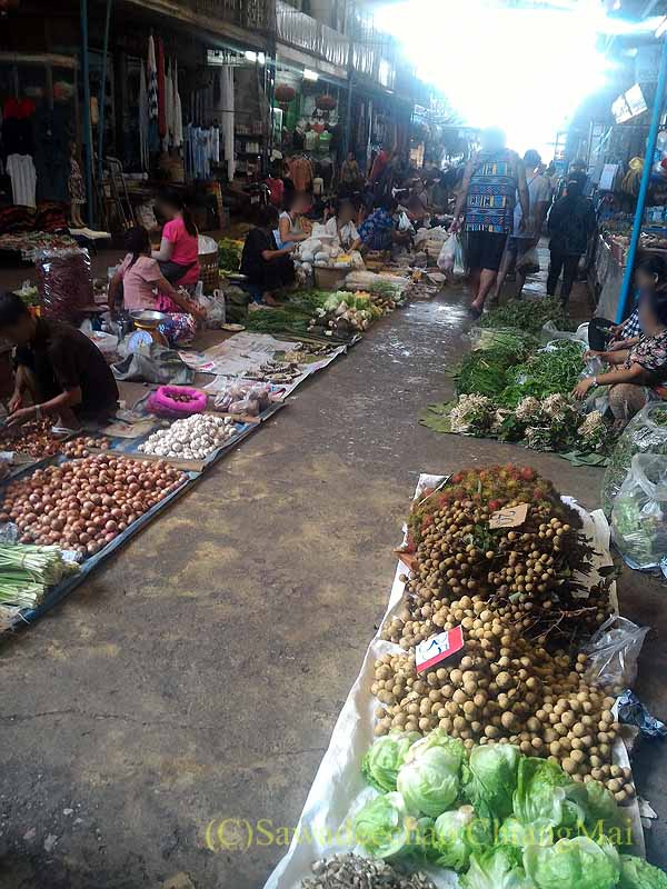 タイのメーサーイのナーイブンユン市場の野菜の露店
