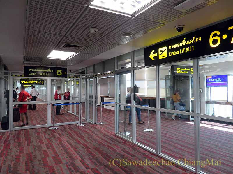 チェンマイ空港国内線ターミナルの搭乗直前の通路