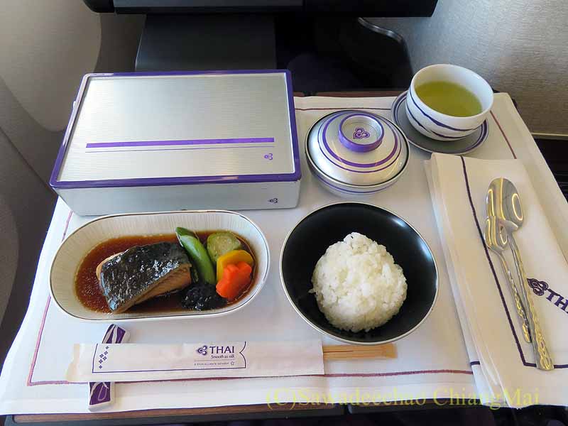 タイ国際航空TG676便ビジネスクラスで出た機内食全景