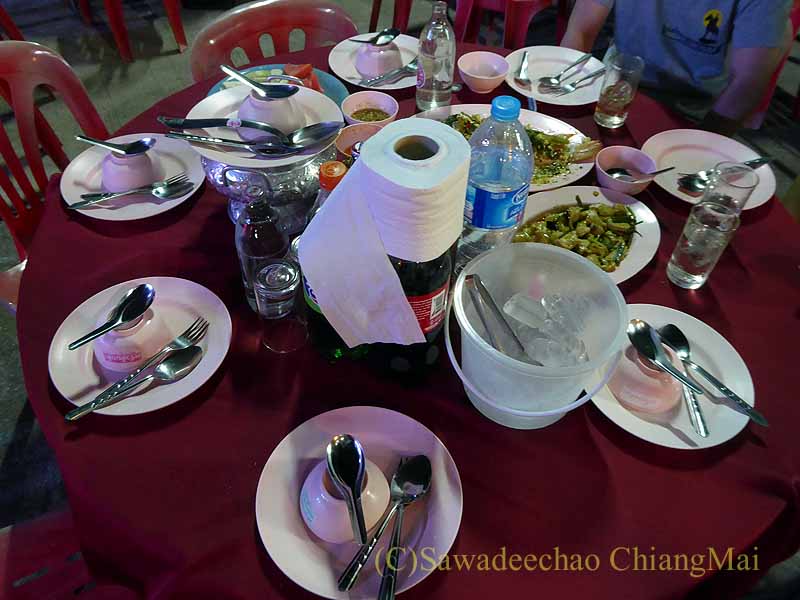 チェンマイの新築祝いパーティーのテーブル