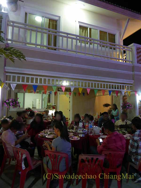 チェンマイの新築祝いの家の中のパーティー会場