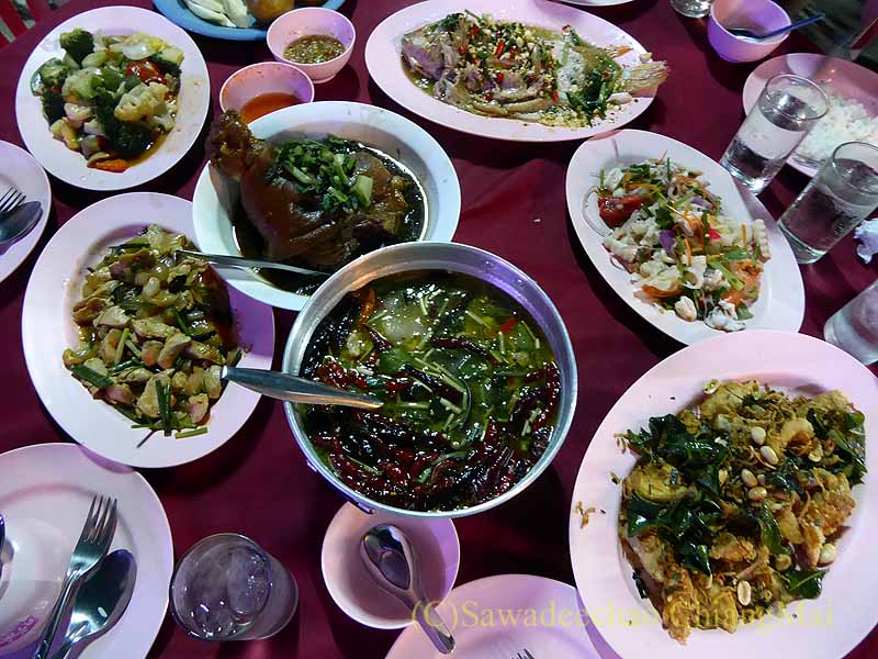 チェンマイの新築祝いパーティーの料理全景
