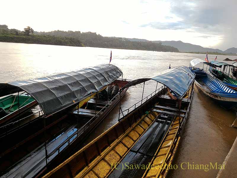 タイのチェンコーン港の船とメコン川