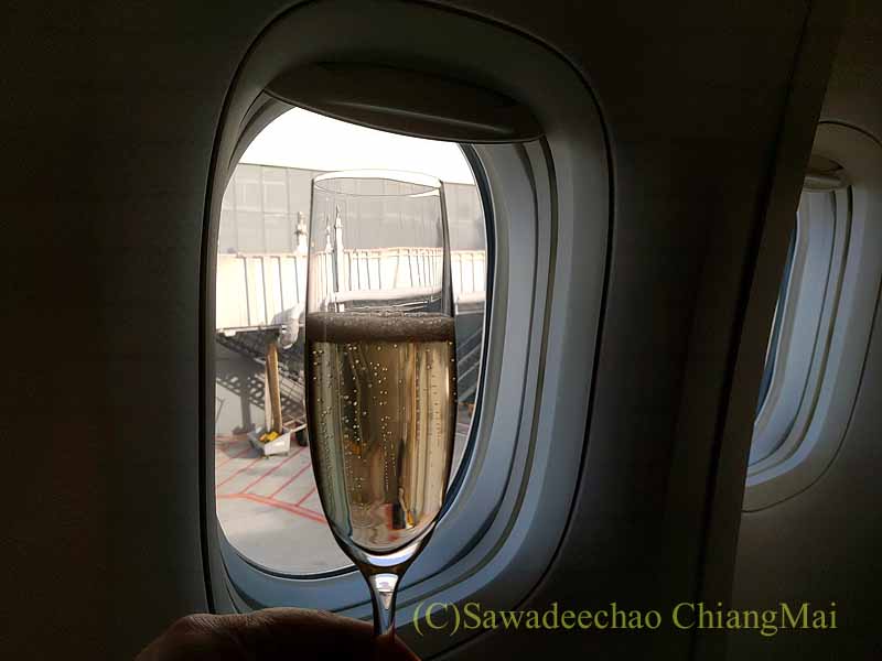 タイ国際航空TG676便のビジネスクラスで出たシャンパン