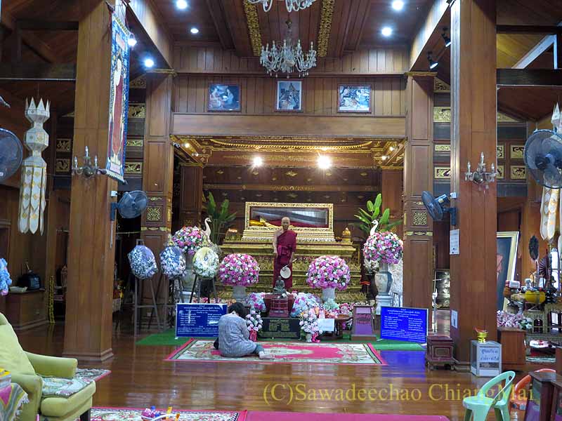 チェンマイ東部郊外の寺院ワットパートゥンの本堂内部概観