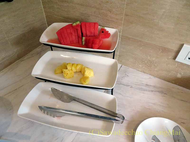 バンコクのトゥースリーアホームリーホテルの朝食のフルーツ