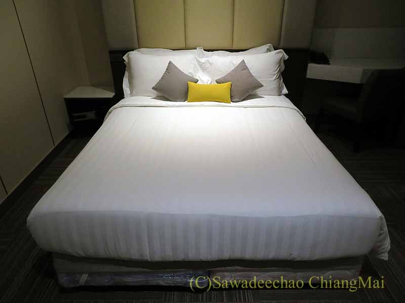 バンコクのトゥースリーアホームリーホテルのベッド