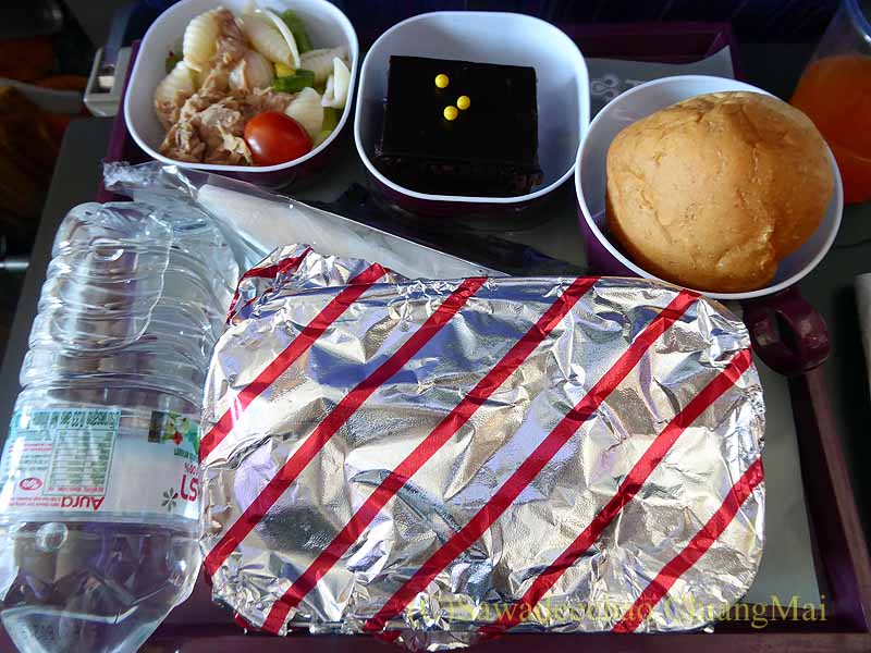 タイ国際航空TG320便で出た機内食全景