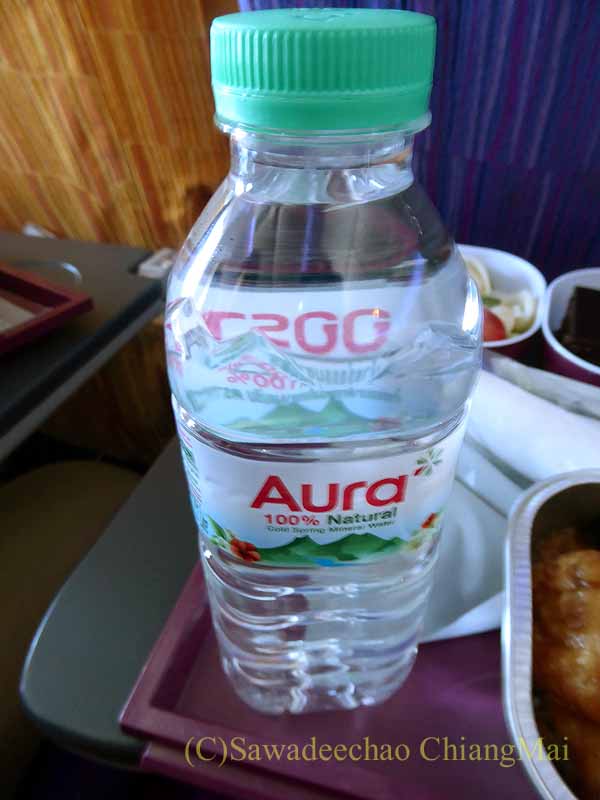 タイ国際航空TG320便で出た機内食の飲料水
