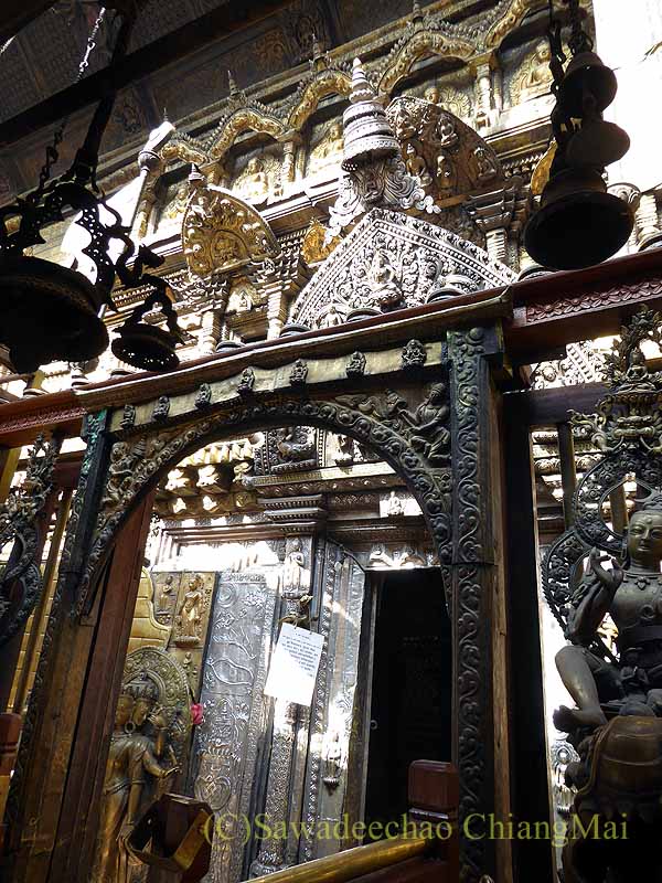 ネパール・パタンの黄金寺院の本堂入口の金装飾