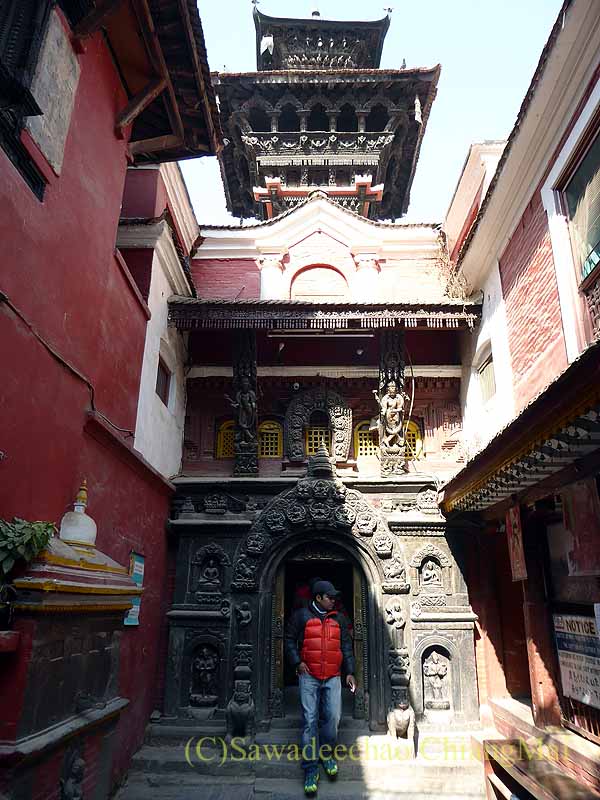 ネパール・パタンの黄金寺院に続く路地
