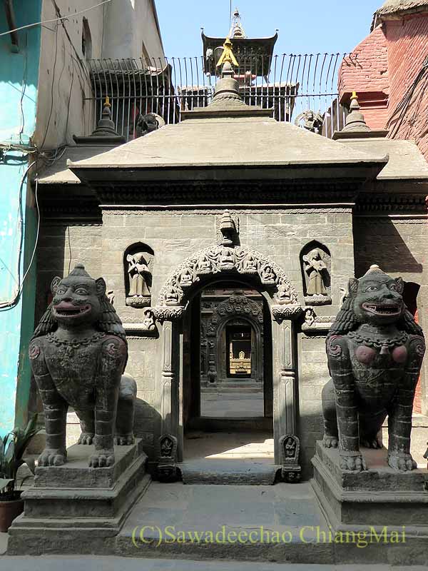 ネパール・パタンのクンベシュワール寺院入口