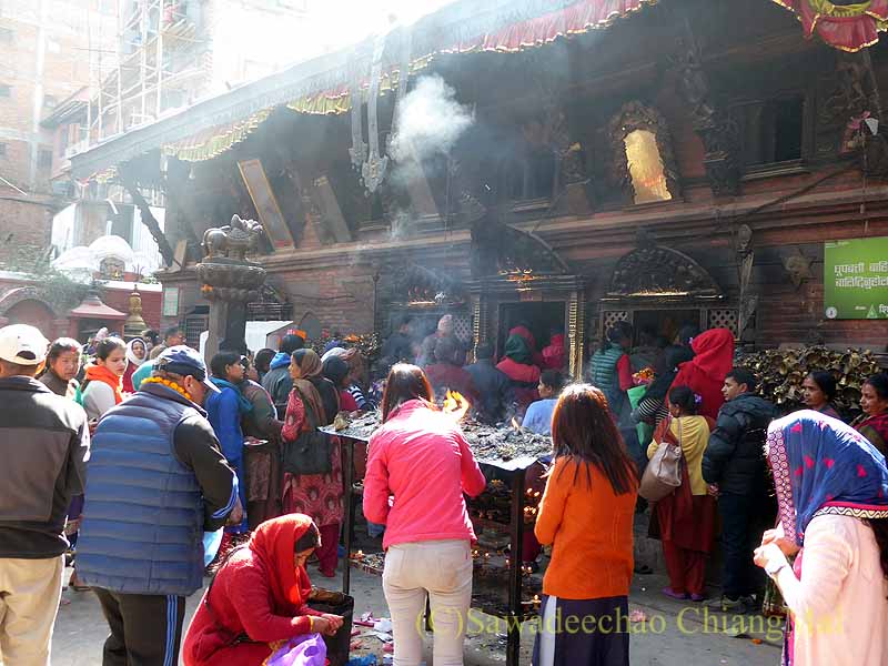 ネパール・パタンのクンベシュワール寺院の参拝客