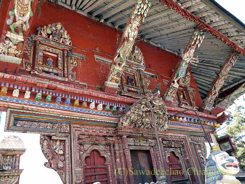 ネパール・パタンのラトマチェンドラナート寺院の本堂の木彫