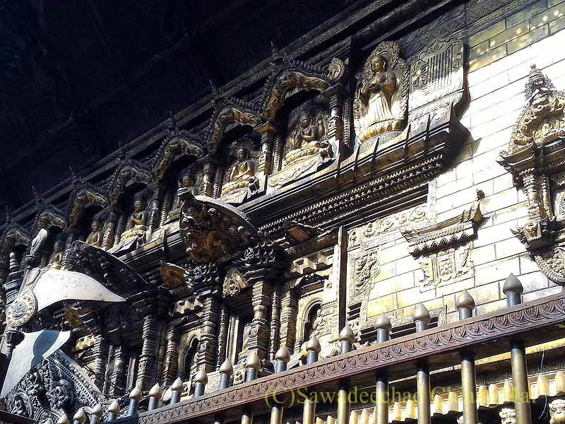 ネパール・パタンの黄金寺院正面の彫金