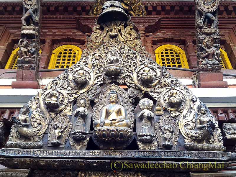 ネパール・パタンの黄金寺院の金仏像