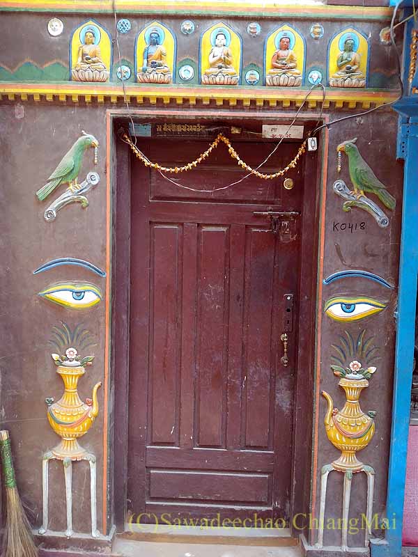 ネパール・パタンのマハーボダ寺院の周囲の家のドア