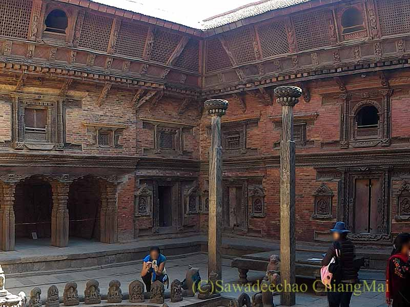 ネパール・パタンの王宮のスンダリチョウク概観