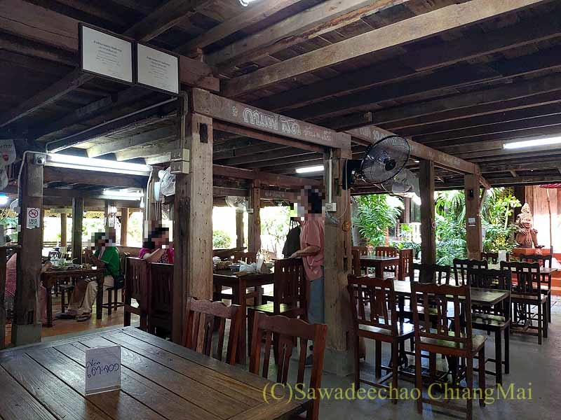 チェンマイの古民家郷土料理店フアンチャイヨーンの内部概観