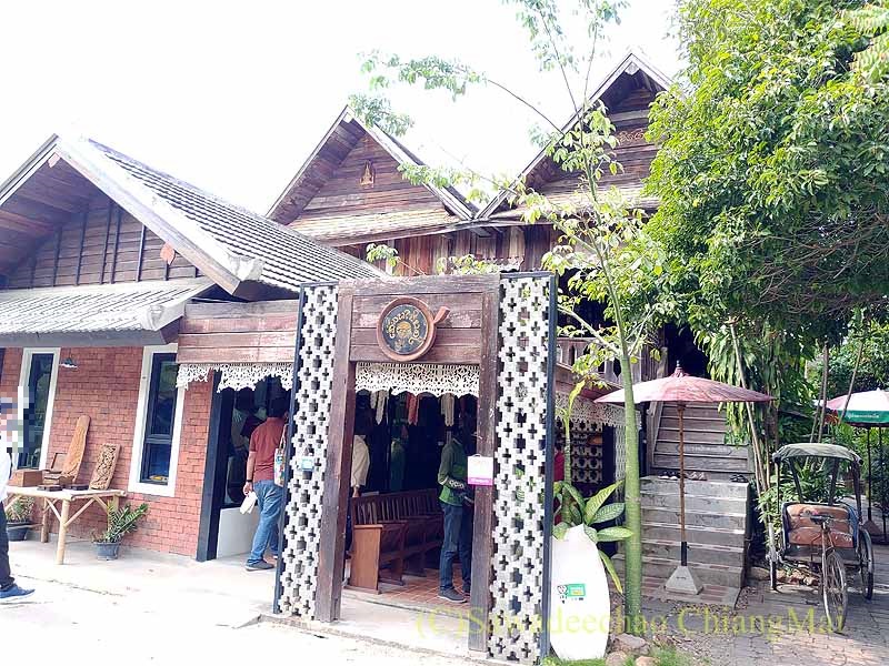 チェンマイの古民家郷土料理店フアンチャイヨーンの建物概観
