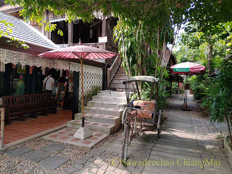 チェンマイの古民家郷土料理店フアンチャイヨーンの階段