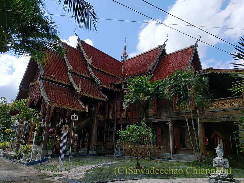チェンマイ東部郊外の寺院ワットパートゥンの本堂概観