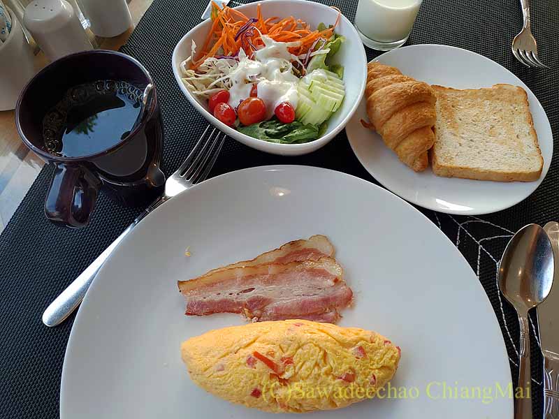 バンコクのトゥースリーアホームリーホテルのオムレツ朝食