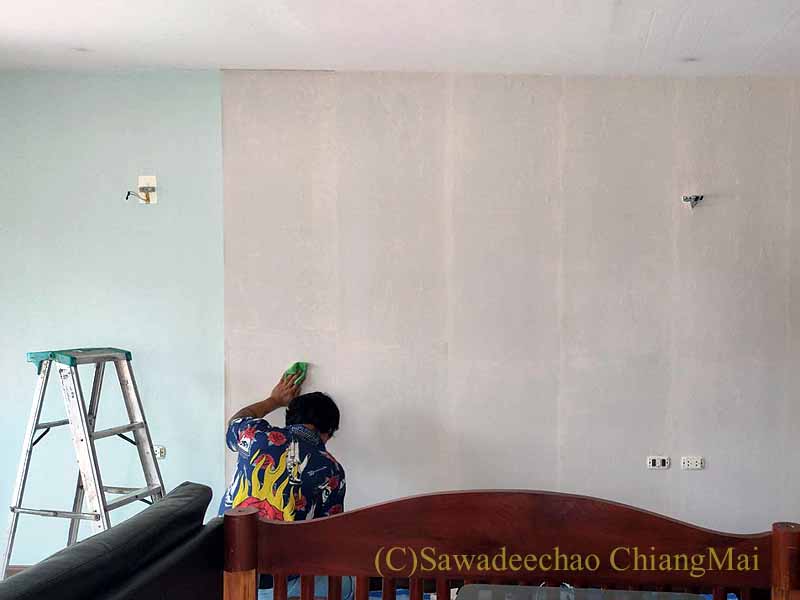 チェンマイの自宅のコンドミニアムの壁紙の張替工事