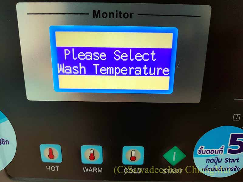チェンマイのコインランドリーOtteriの洗濯機の液晶画面