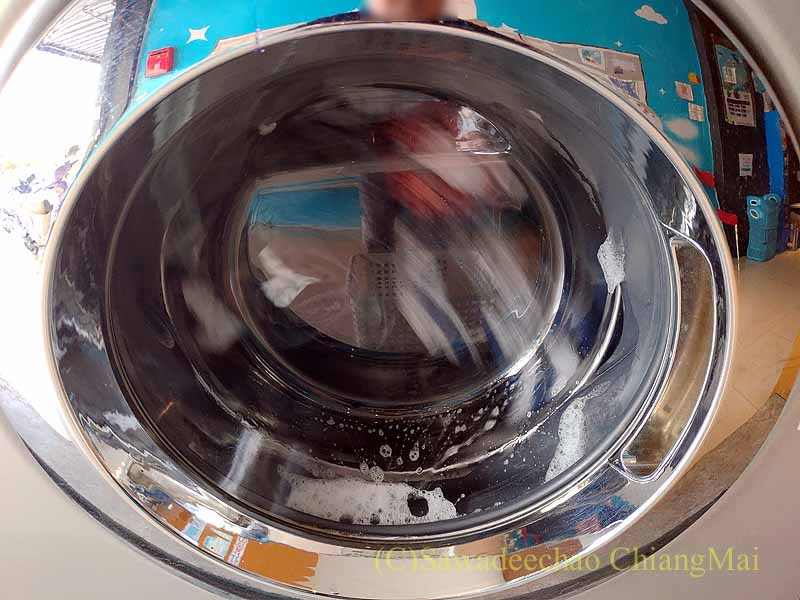 チェンマイのコインランドリーOtteriの稼働中の洗濯機