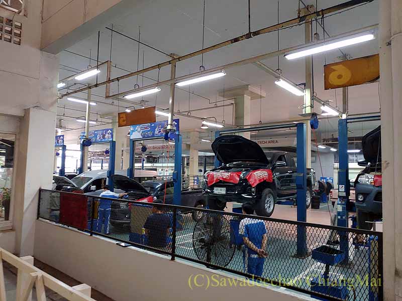 チェンマイの自動車ディーラーの整備工場の内部概観