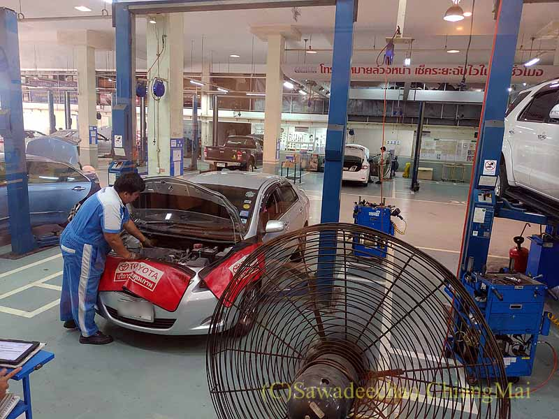 チェンマイの自動車ディーラーの整備工場の作業