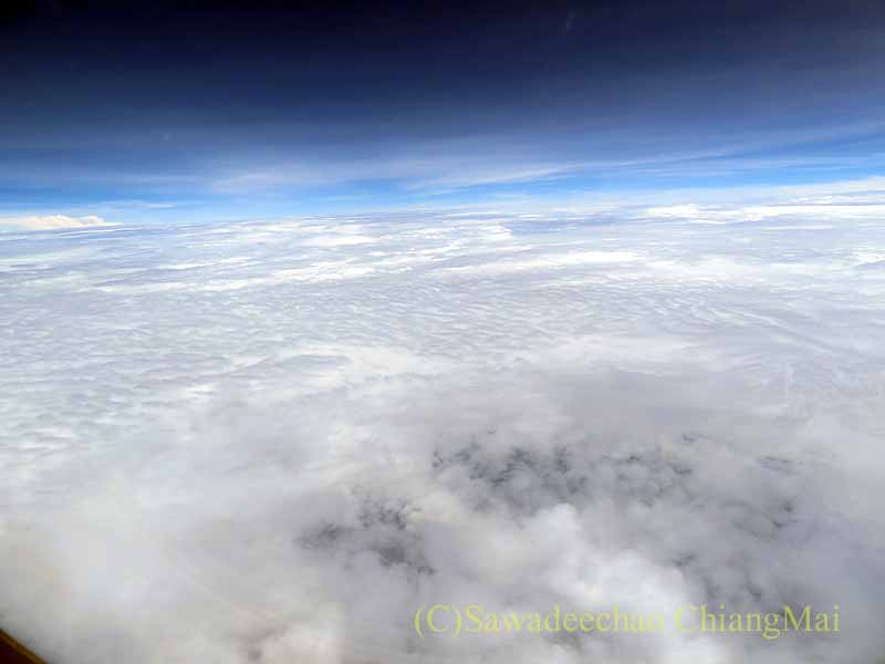タイスマイル航空WE104便から見た分厚い雲