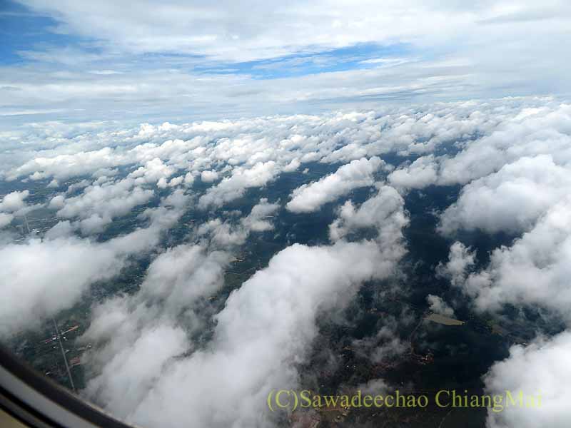 タイスマイル航空WE104便から見た細切れの雲