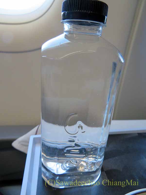 タイ国際航空TG111便で出た機内食の飲料水