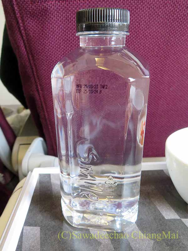 TG164便ビジネスクラスの機内食の飲料水