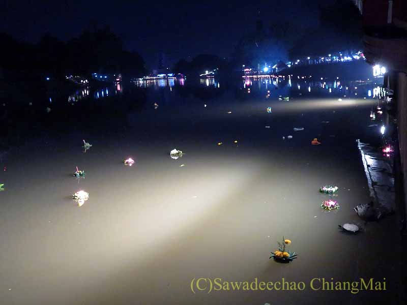 チェンマイのロイクラトン祭りのピン川