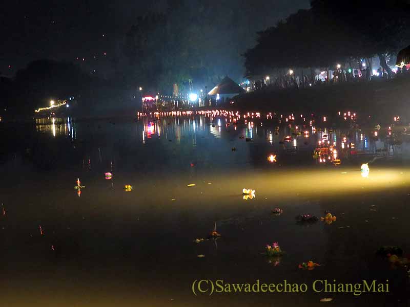 チェンマイのローイクラトン祭りでピン川を流れる灯籠