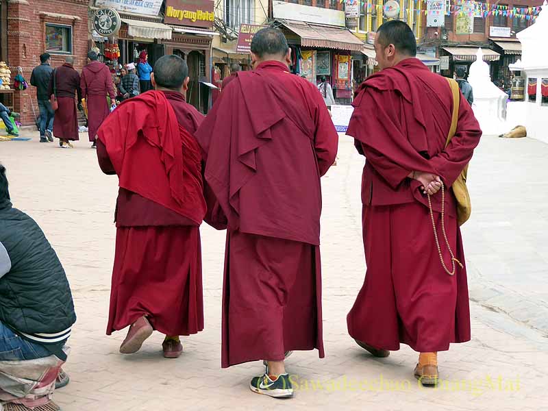 カトマンズにあるボダナートのチベット人僧侶