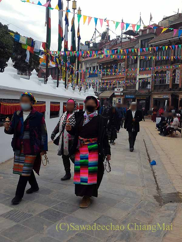 カトマンズにあるボダナートのチベット人巡礼