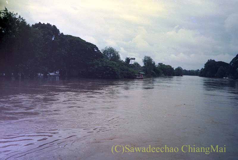 1994年の大洪水寸前のピン川の流れ