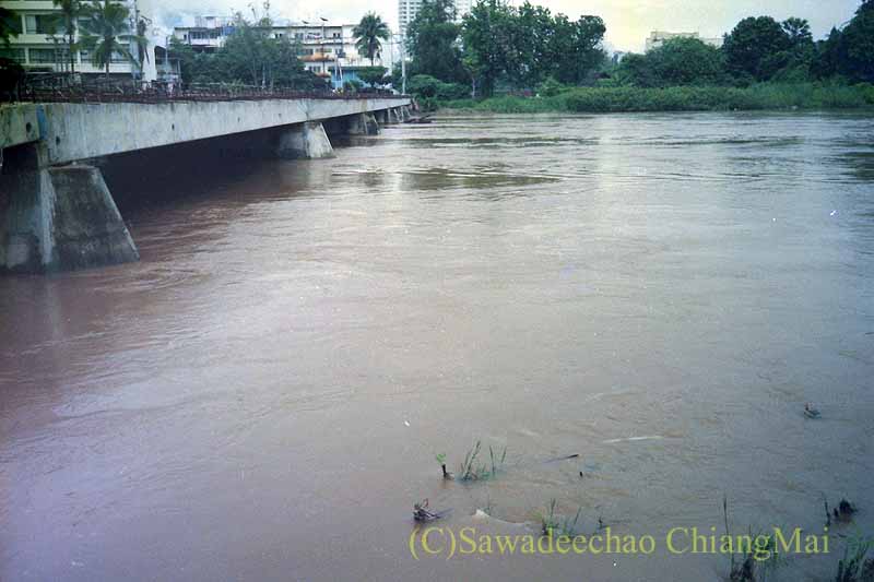 1994年の大洪水の時のチェンマイのクアレック橋